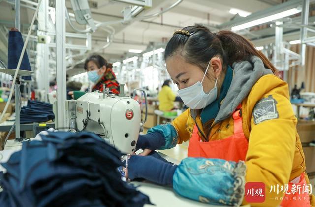 冬闲时节,四川省广安华蓥市的一些电子产品制造和机械,服装加工等劳动