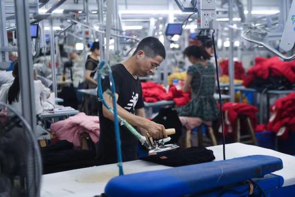 在佛山的服装工厂,工人正在生产童装.(受访者供图)